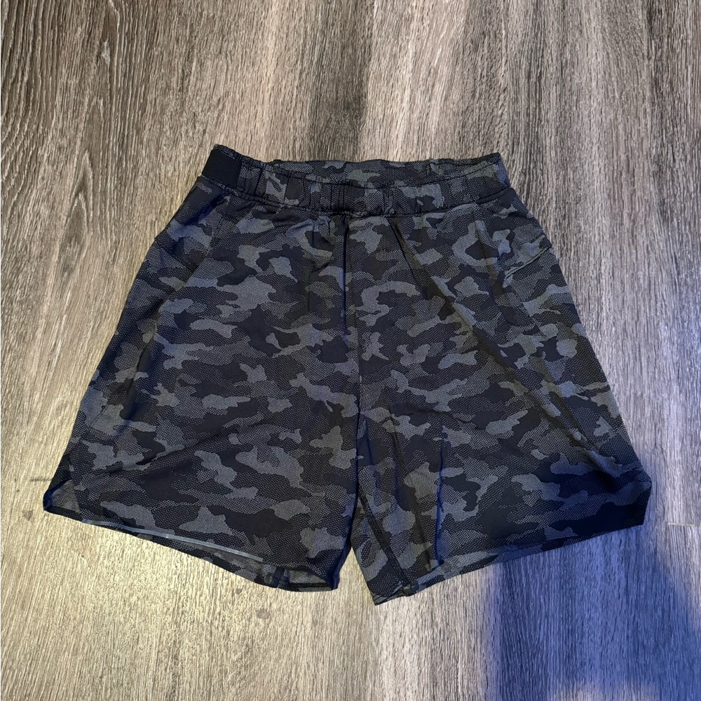 Men’s lululemon lined shorts